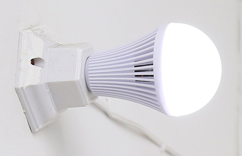  5W智能充电应急LED球泡灯作为普通灯泡工作